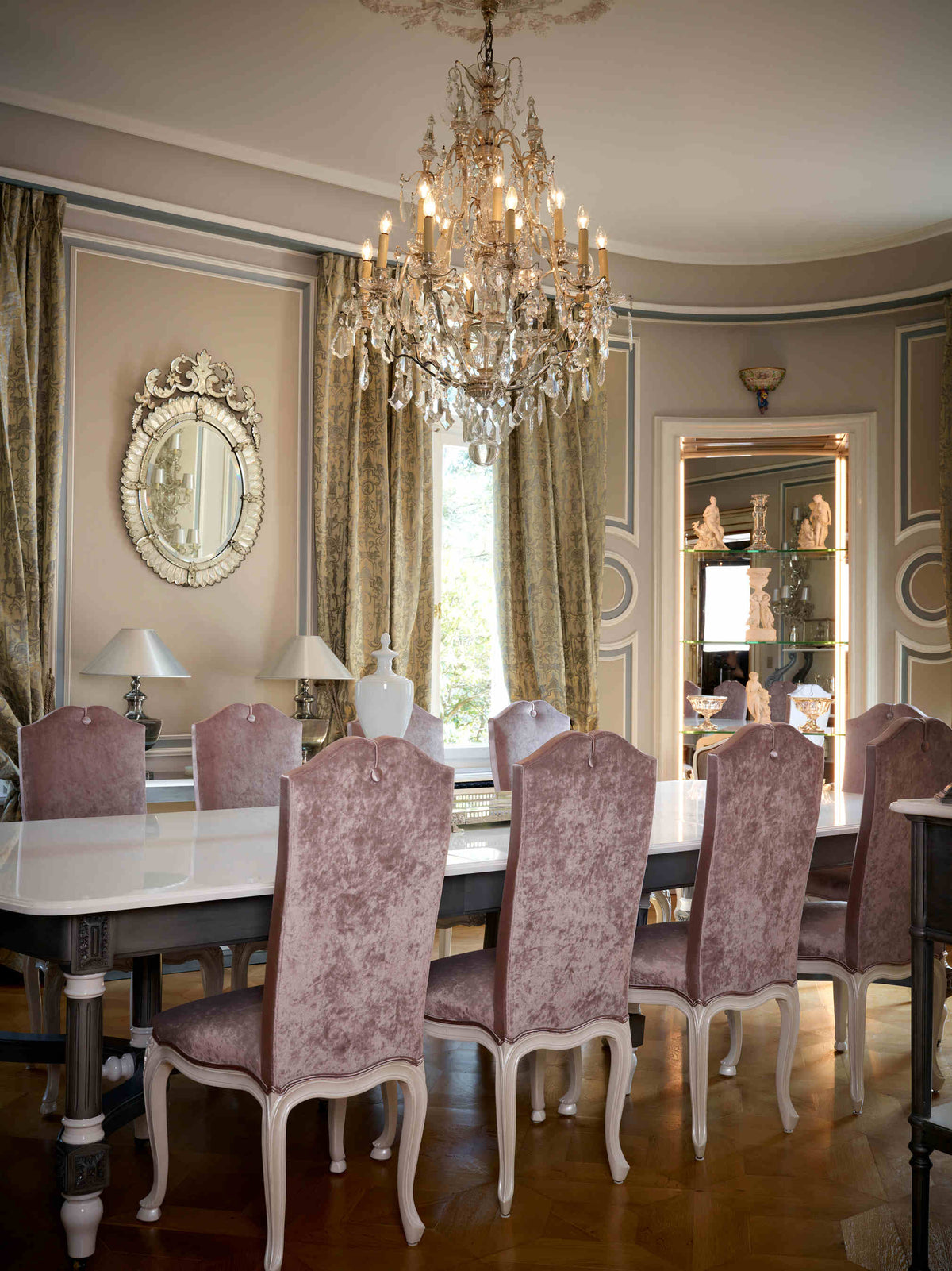 Salle à manger de château avec une grande table à manger et des chaises