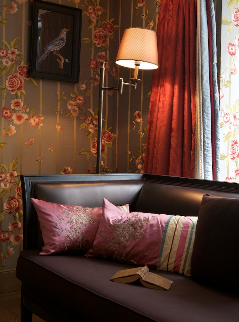 Hôtel Chateaubriand vue salon avec un canapé et une lampe