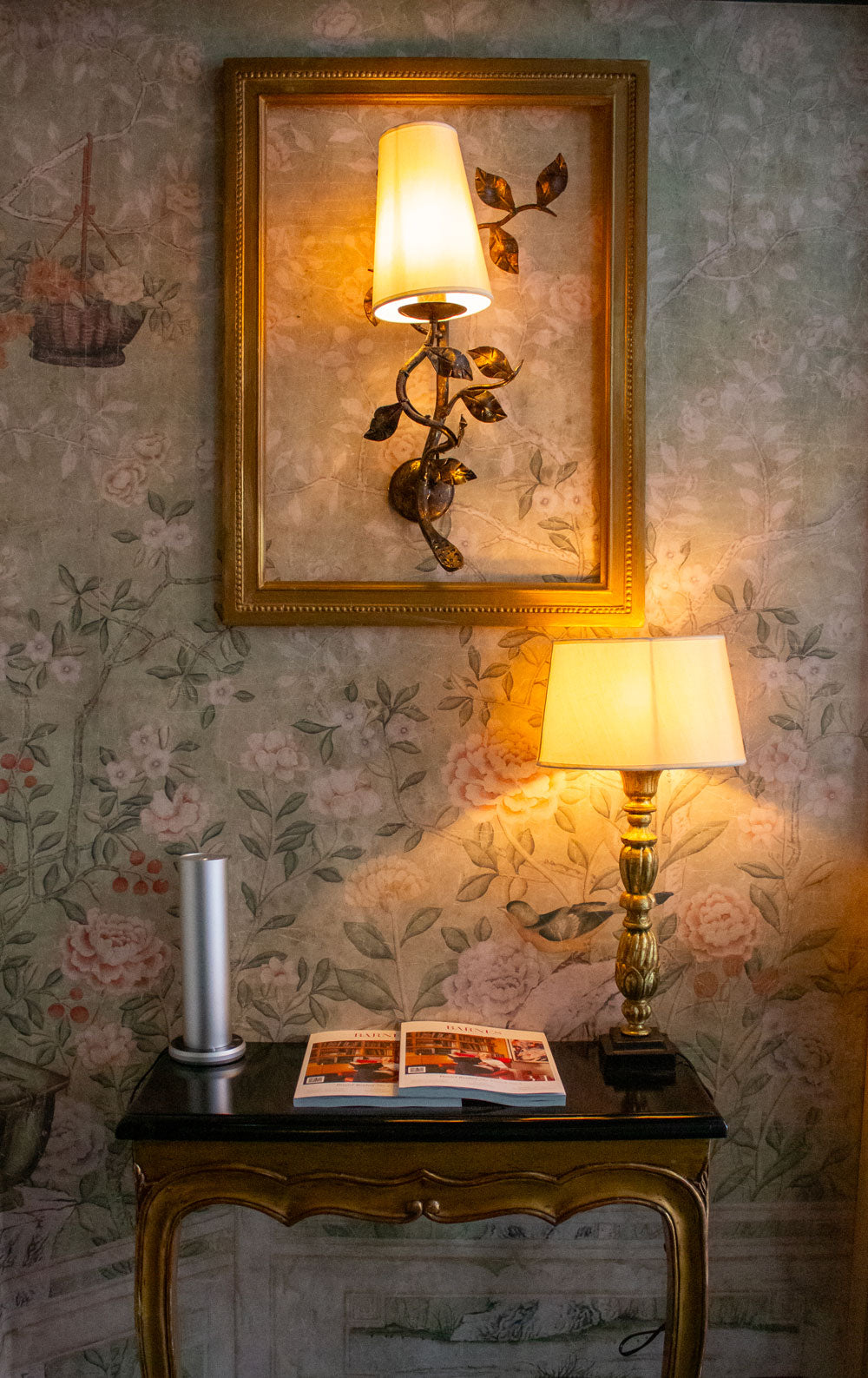 Maison Boissière by Barnes vue guéridon avec une lampe