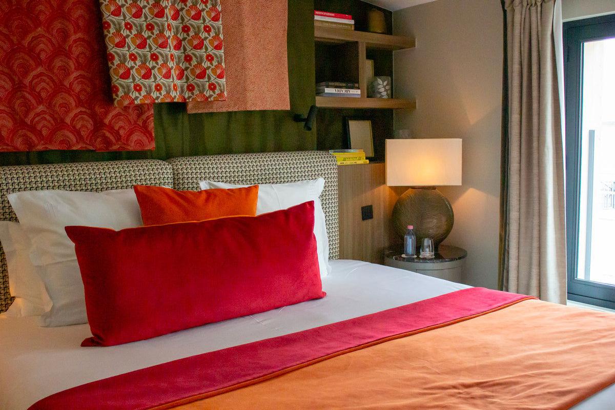 Maison Boissière by Barnes vue lit et chevet avec une lampe